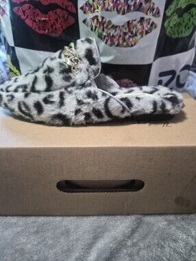 Leopard-Print Faux Fur Slide Slippers with Gold Chain Accent - Black/White
